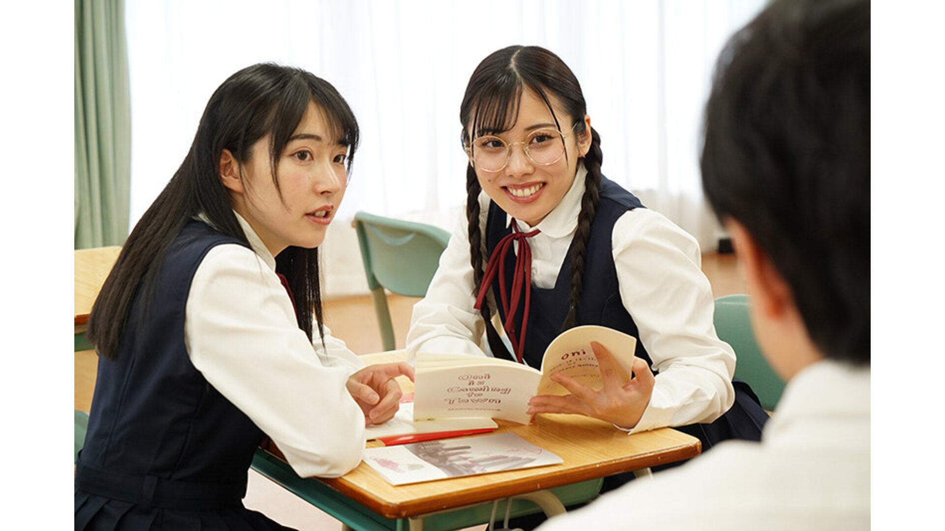 【エロ動画】地味マ●コ クラスの隅でオタ活してる非モテ女子に声をかけたら中身は真正ビッチのチ●ポ好きヤリマンだった。共有肉ディルド扱いされボクは彼女らに金玉空っぽになるまで痴女られる。 皆月ひかる・有栖舞衣【皆月ひかる、他】